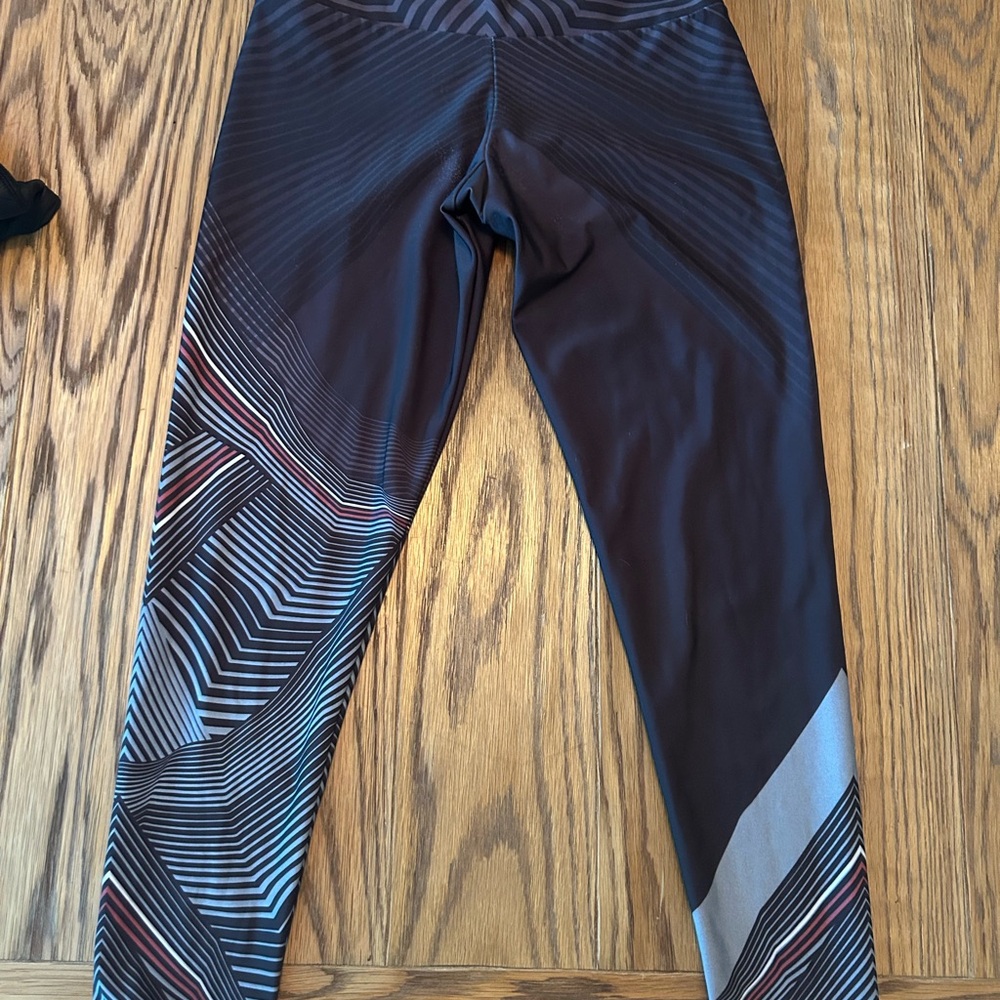 Onzie Chevron Patterned Leggings - Black and Gray